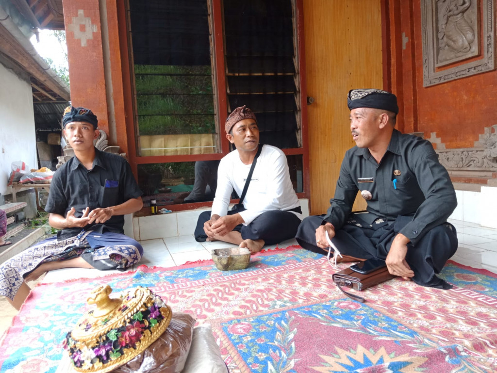 Perbekel Petang bersama Perangkat dan Staf  Desa Petang Melayat ke Rumah I Nyoman Enteg Budiawan, Br Munduk Damping
